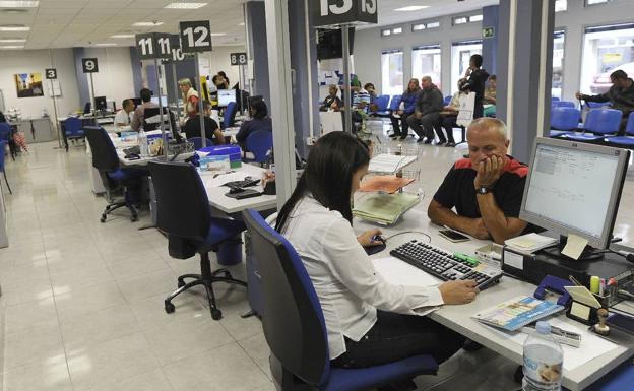 Los jóvenes isleños protagonizan la subida del paro en febrero y la patronal lo achaca al SMI