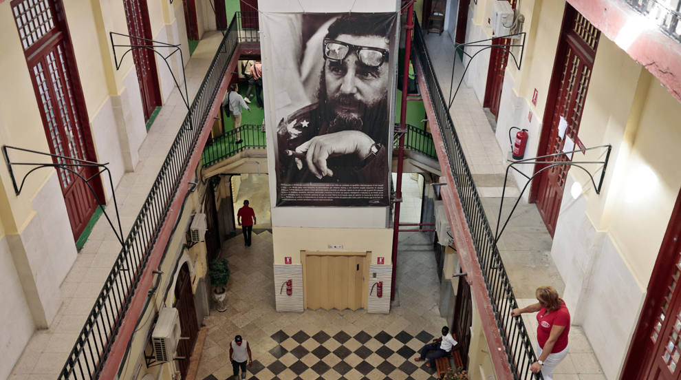 Fotografía de una imagen del líder histórico de la revolución cubana Fidel castro dentro de una Fábrica de Tabacos en La Habana (Cuba). Según las últimas cifras dadas a conocer por la prensa estatal, el paso del huracán Ian afectó a unas 10.000 casas de cura de tabaco y otras estructuras de almacenamiento, de las cuales 2.400 han sido recuperadas hasta finales de febrero. 