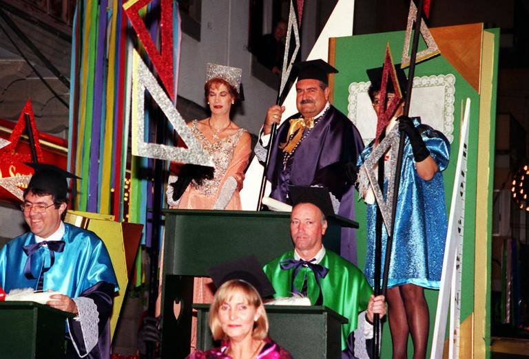 Demetrio Suárez en una carroza del carnaval en 1999. 