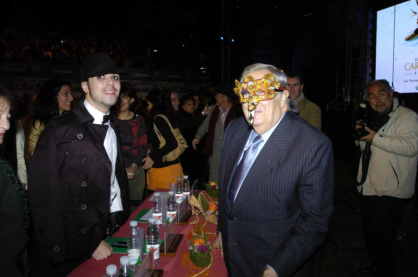 Jerónimo Saavedra con una máscara de carnaval en 2008.