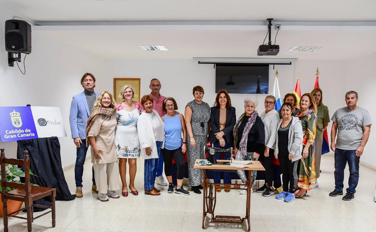 Foto de familia de cargos públicos con integrantes del taller. 
