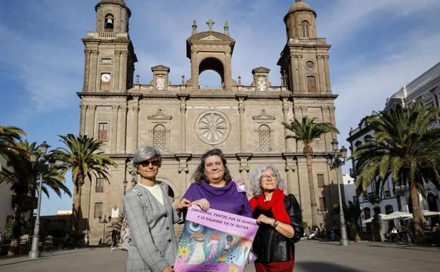  Yolanda Almeida (i), Pino Trejo e Inmaculada Sánchez en la plaza de Santa Ana. 