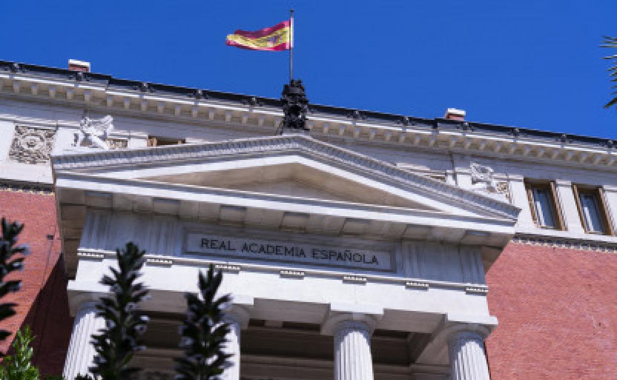 Exterior de la RAE. 