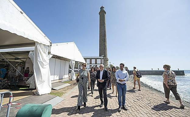 Los puestos de artesanía están situados en los jardines aledaños al Faro de Maspalomas. 