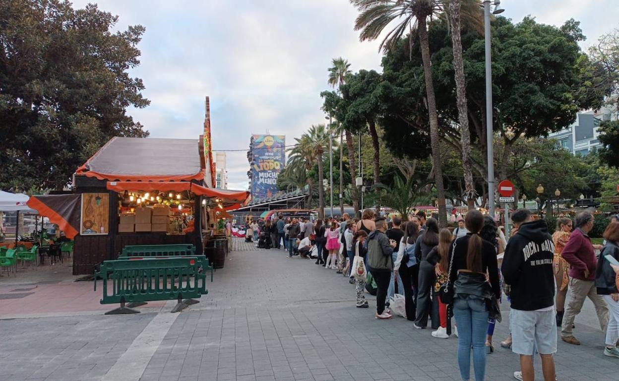 Largas colas para acceder a la gala drag queen, horas antes de su comienzo. 