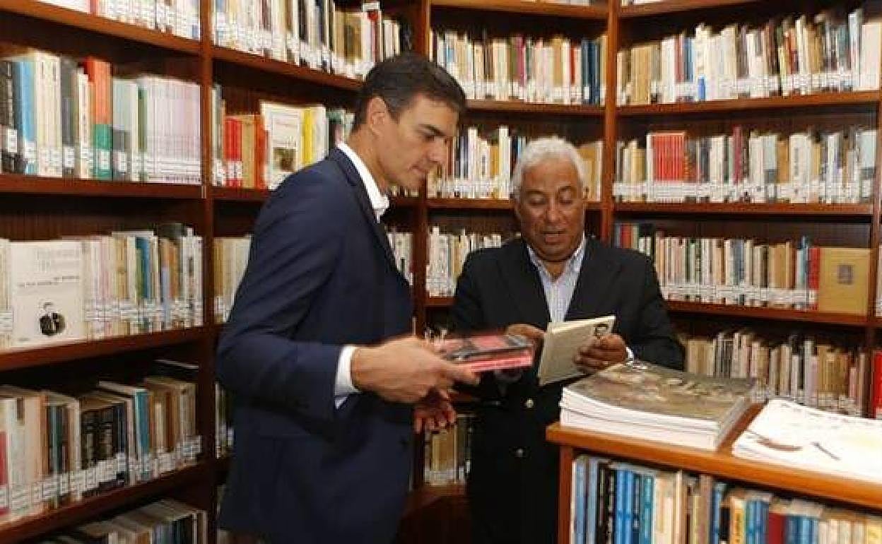 Pedro Sánchez y António Costa, en Lanzarote en octubre de 2018. 