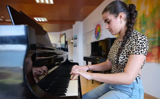 Sadin, en su clase de piano de la Escuela Insular de Música, en Puerto del Rosario. 