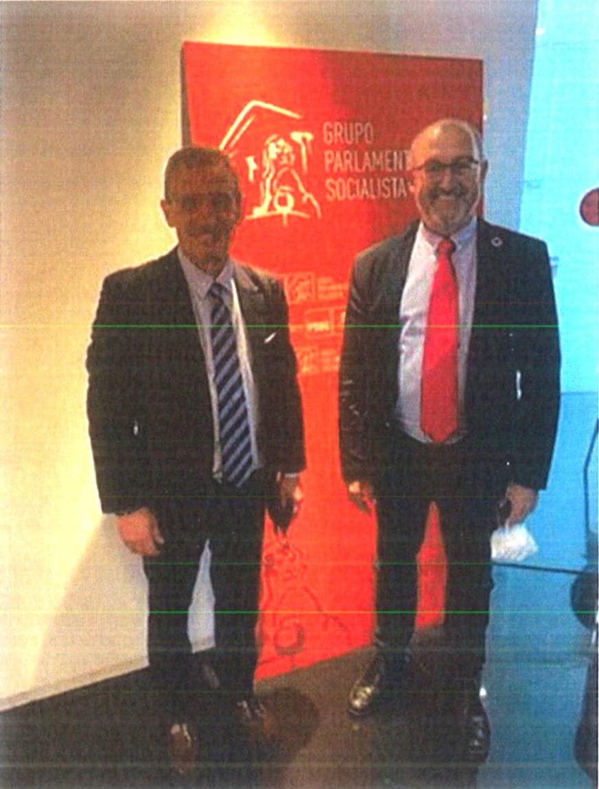 Raúl Gómez, con Juan Bernardo Fuentes en el Congreso de los Diputados, en una de las giras del diputado en las que hacía valer su condición de diputado. 