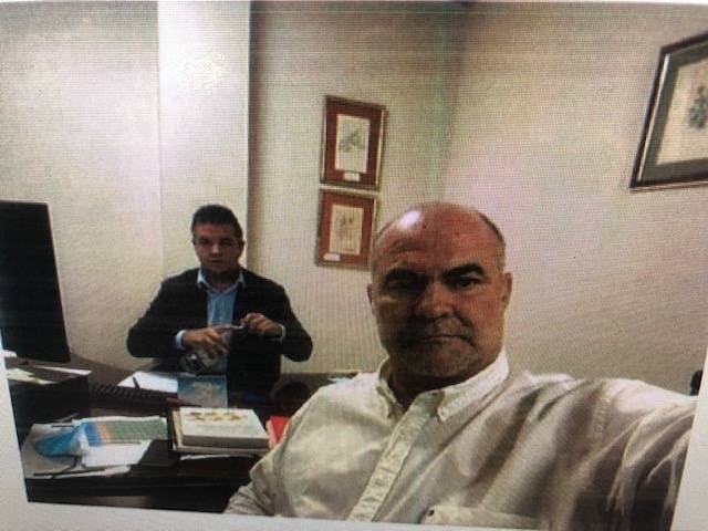 Taishet Fuentes, con el mediador, en el despacho del primero en la Dirección General de Ganadería, en la capital grancanaria.