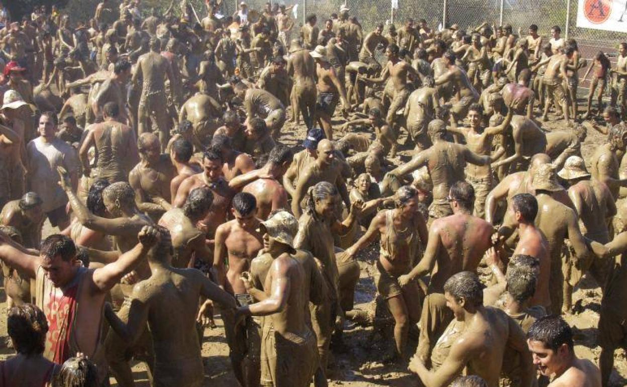 Participantes en una edición de la Traída del Barro disfrutando de la fiesta. 