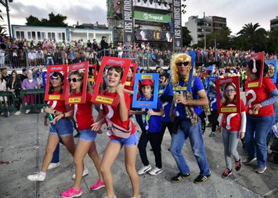 Imagen secundaria 1 - La cabalgata del carnaval de Las Palmas de Gran Canaria 2023 congrega a 150.000 personas