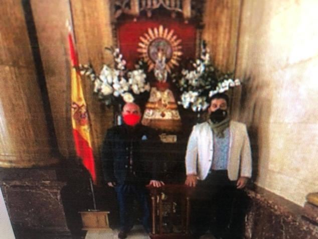 Navarro y el empresario Alberto Montesdeoca, ante la imagen de la Virgen del Pilar, en la Dirección General de la Guardia Civil.