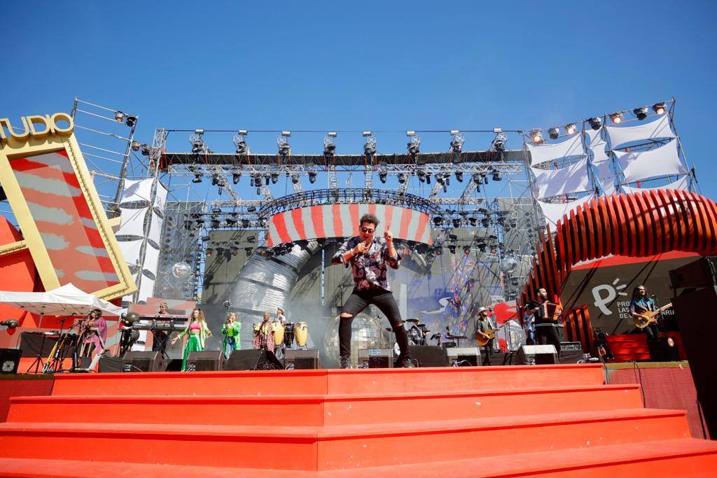 Fotos: Carlos Vives pone a cantar y a bailar a un parque de Santa Catalina que despide al carnaval