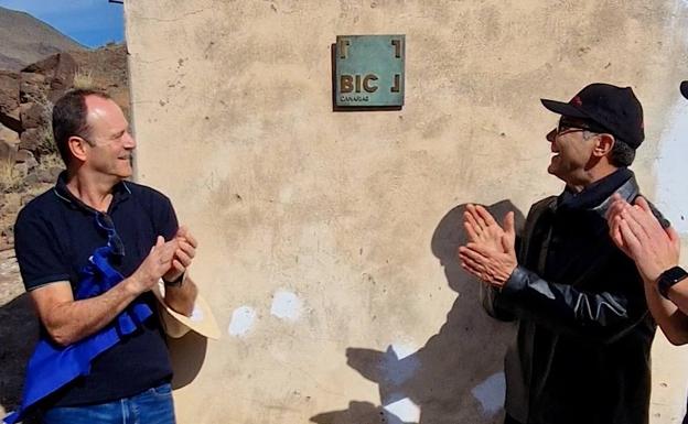 Alcalde y director de Patrimonio, tras el descubrimiento de la placa. 