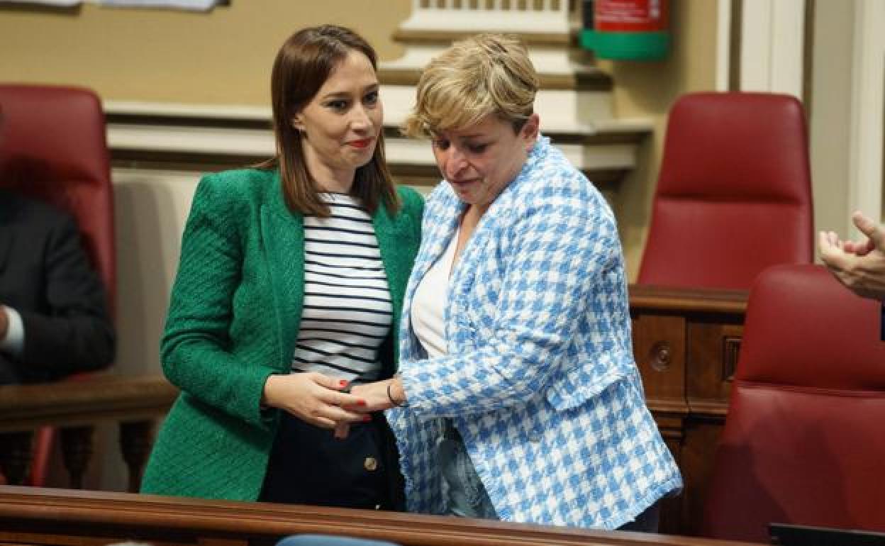 La portavoz socialista, Nayra Alemán (d), con Nira Fierro. 