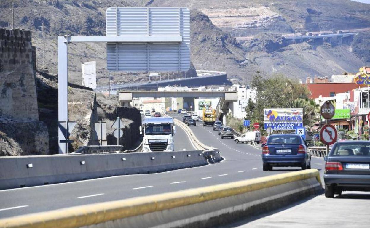 Tramo de la carretera del Norte (GC-2) a su paso por la costa de Moya. 