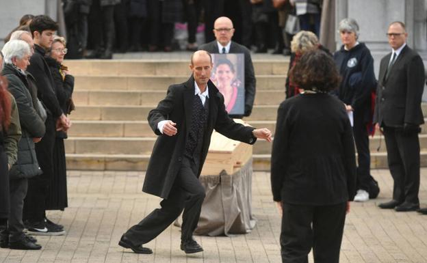 Stéphane Voirin baile frente al férretro de su esposa asesinada. 