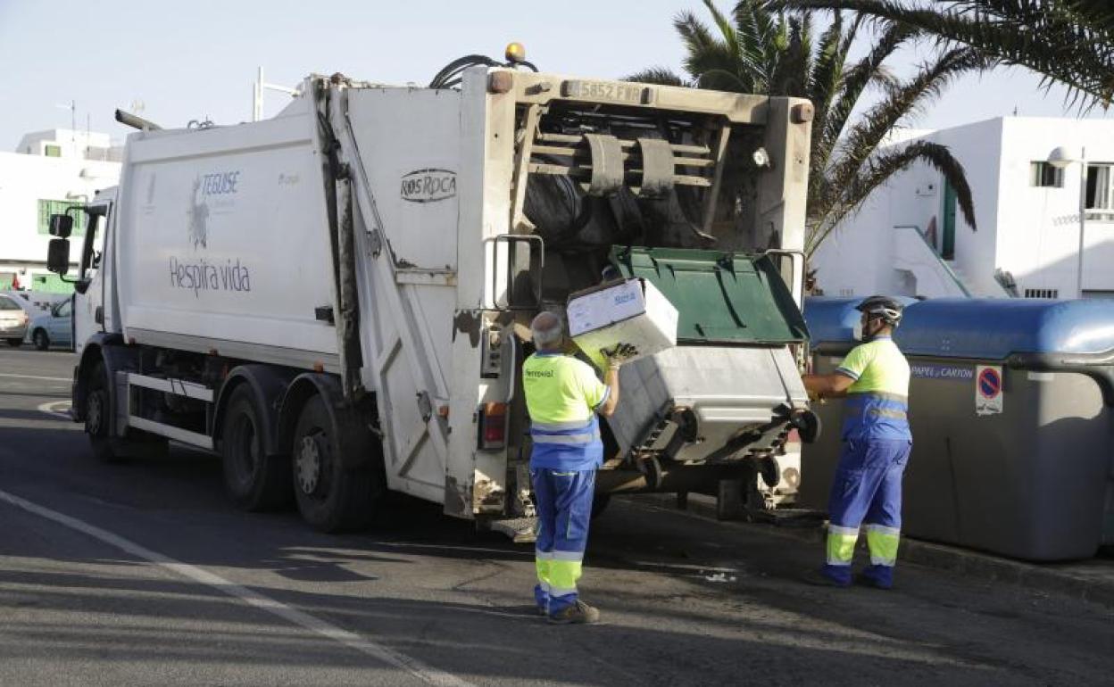 Recogida de residuos en Caleta de Famara. 