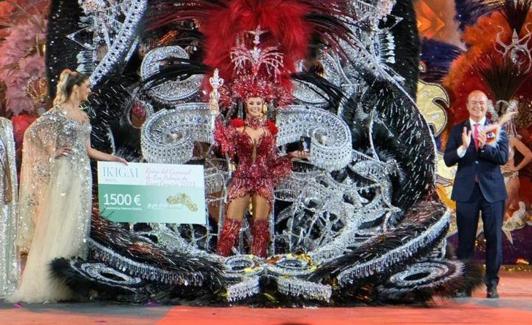 Murias, entregando un cheque regalo de IKIGAI a Lola Ortiz. 