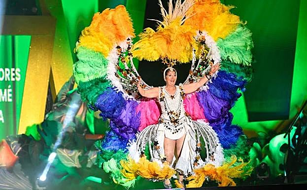 Carmen Santana, segunda dama de honor. 