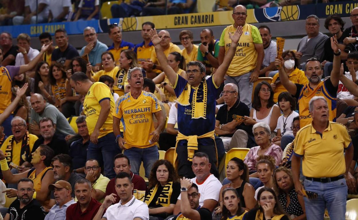 La afición amarilla se vuelca con su equipo. 