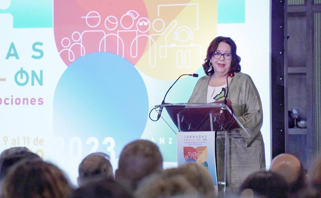La consejera de Educación, Manuela Armas, durante la inauguración de las jornadas. 