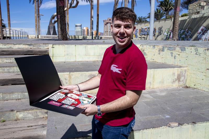 El artista grancanario, Quevedo, junto a una viñeta de Morgan, viñetista de CANARIAS7. 