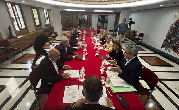 Image of a meeting of the Government of the Canary Islands and the Fecai last January. 