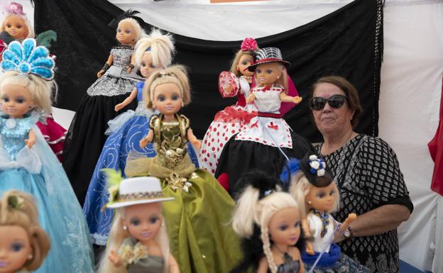 Emili García diseña y cose los vestidos de las muñecas. 