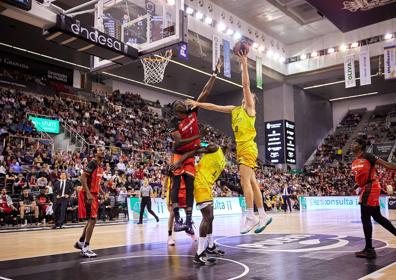 Imagen secundaria 1 - Imágenes del encuentro entre el Covirán Granada y el Gran Canaria. 