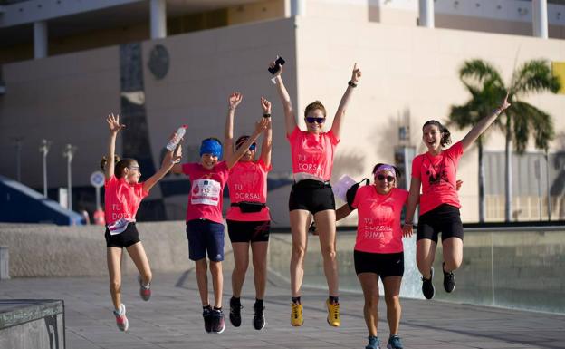 Imagen principal - La Marea Rosa de la Carrera de la Mujer invade Gran Canaria con 3.000 atletas