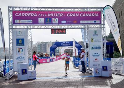Imagen secundaria 1 - La Marea Rosa de la Carrera de la Mujer invade Gran Canaria con 3.000 atletas