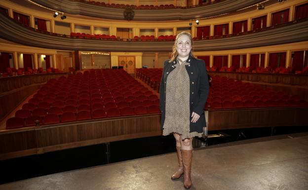 La soprano María José Siri, en el escenario del Teatro Pérez Galdós, donde desde este martes protagoniza 'Aida'. 