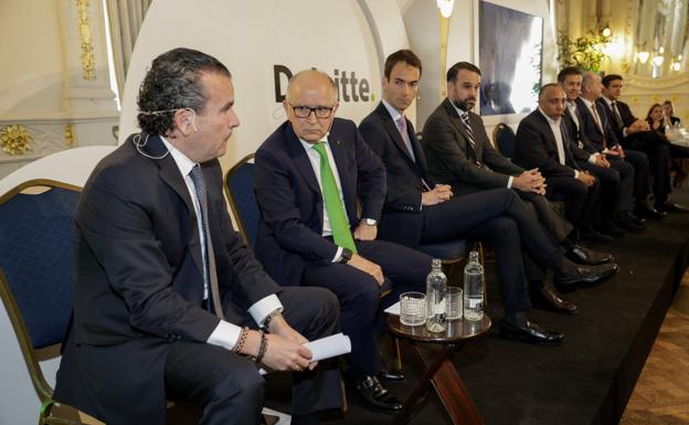 Ignacio Medina Alonso, managing partner of Deloitte in the Canary Islands, with the six speakers.  On the right, Deloitte legal partner Jorge Gutiérrez. 