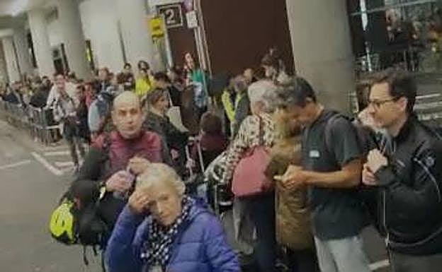Cola de pasajeros en la parada de taxis del aeropuerto la noche del domingo al lunes. 
