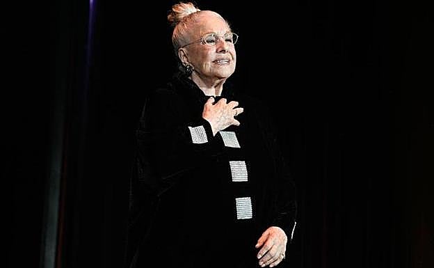 La veterana actriz Lola Herrera agradece emocionada el reconocimiento de su gremio con el premio a su dilatada trayectoria profesional.