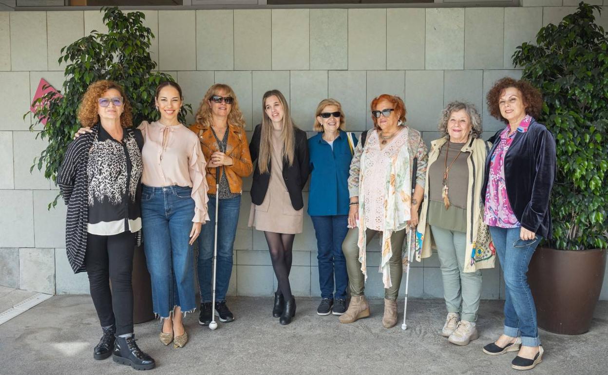 La concejera de Cultura del Cabildo de Gran Canaria, Guacimara Medina, junto a las protagonistas de 'Desquiciadas'. 
