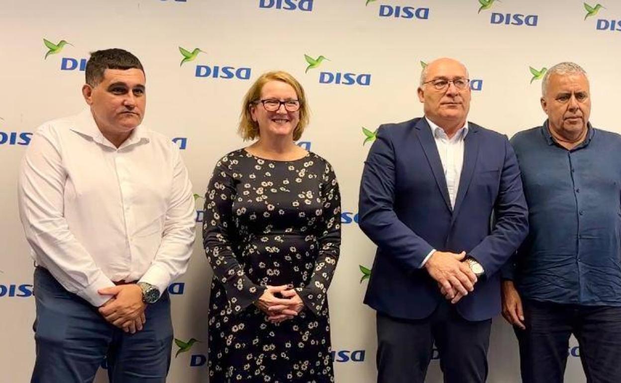 Las autoridades, durante el acto de la firma del nuevo patrocinio.