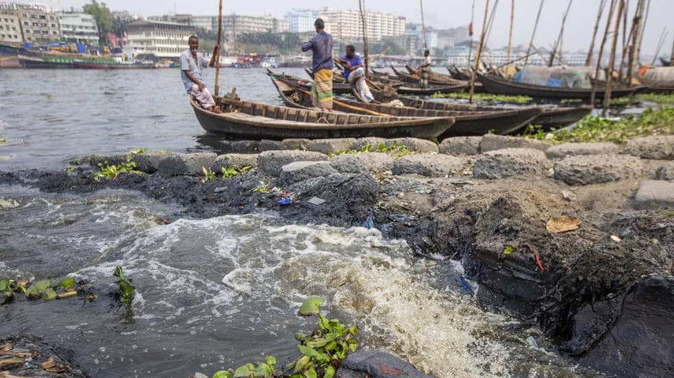El río Buriganga de Dacca es uno de los más contaminados del mundo según la Organización Mundial de la Salud (OMS), debido a los más de 60.000 metros cúbicos de residuos tóxicos que vierte cada día en sus aguas.