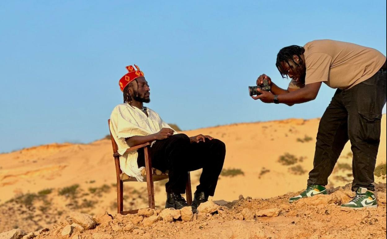 Seth Abea, en pleno trabajo para las imágenes de esta muestra. 