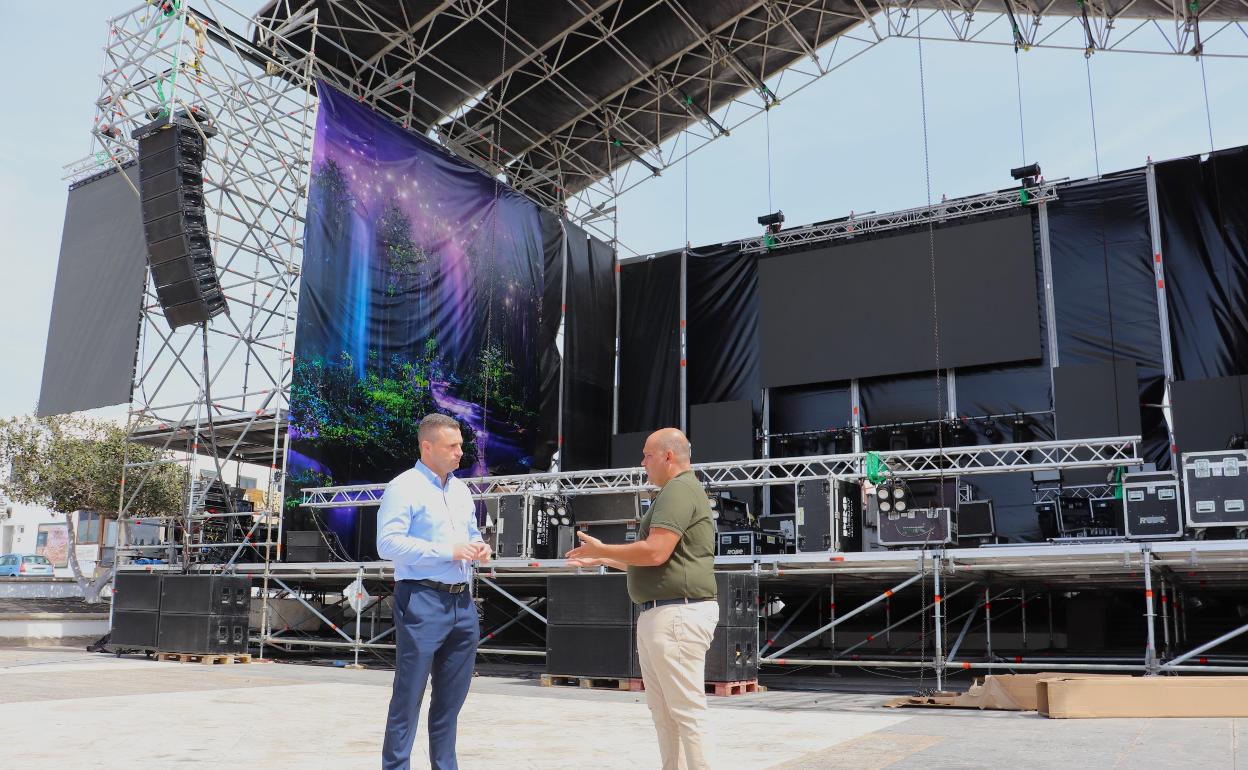 Autoridades de Yaiza ante el escenario de las fiestas. 