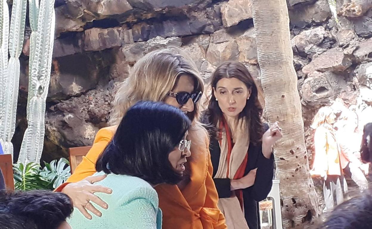 Darias con Yolanda Díaz en Jameos del Agua, Lanzarote. 