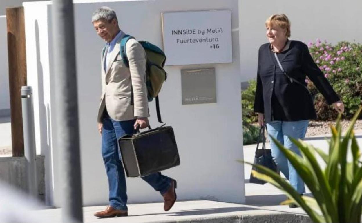 Merkel y su marido Joachim Sauer, en el hotel de Playa de la Barca, en el municipio de Pájara. 