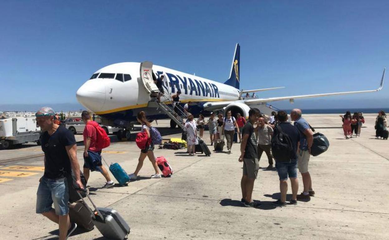 Imagen de arhcivo de un avión de la compañía Ryanair en el aeropuerto de Lanzarote.