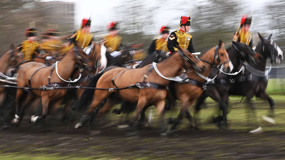 Miembros de la Tropa de la Real Artillería a Caballo británica participan en la inspección del General de División y paseo musical en el cuartel de Woolwich, en Londres (Reino Unido). 