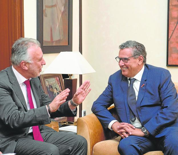 El presidente canario, Ángel Víctor Torres, con el primer ministro marroquí, Aziz Ajanuch (d), ayer en Rabat. 