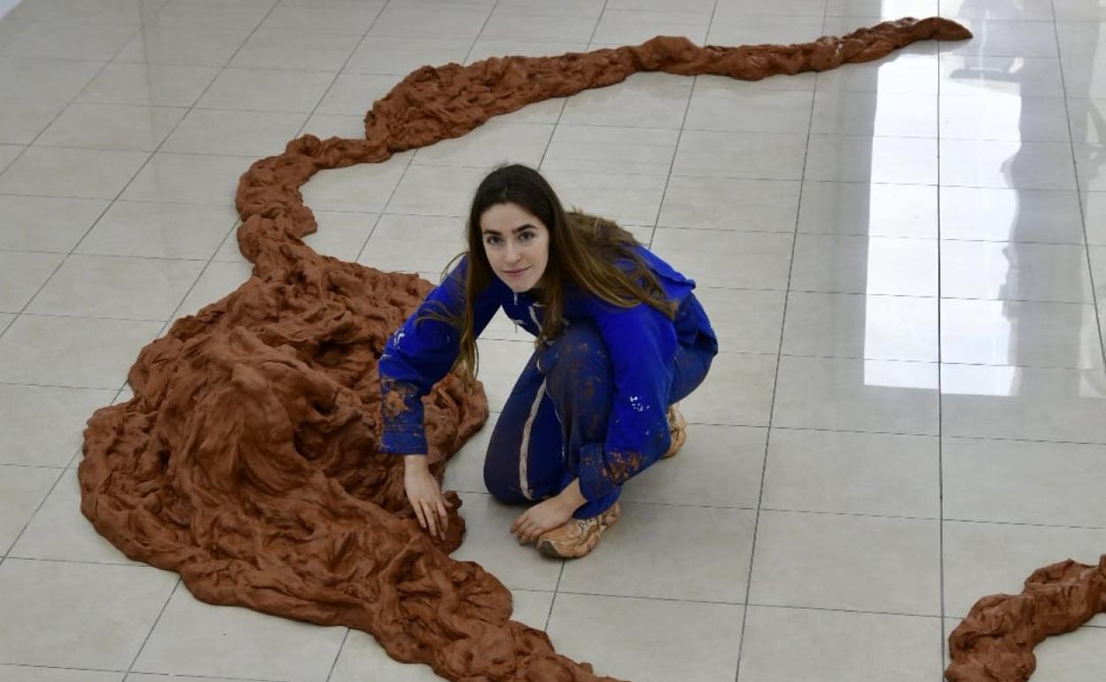 La escultora Ángela Jiménez ultima su pieza este jueves en la Fundación Francis Naranjo. 