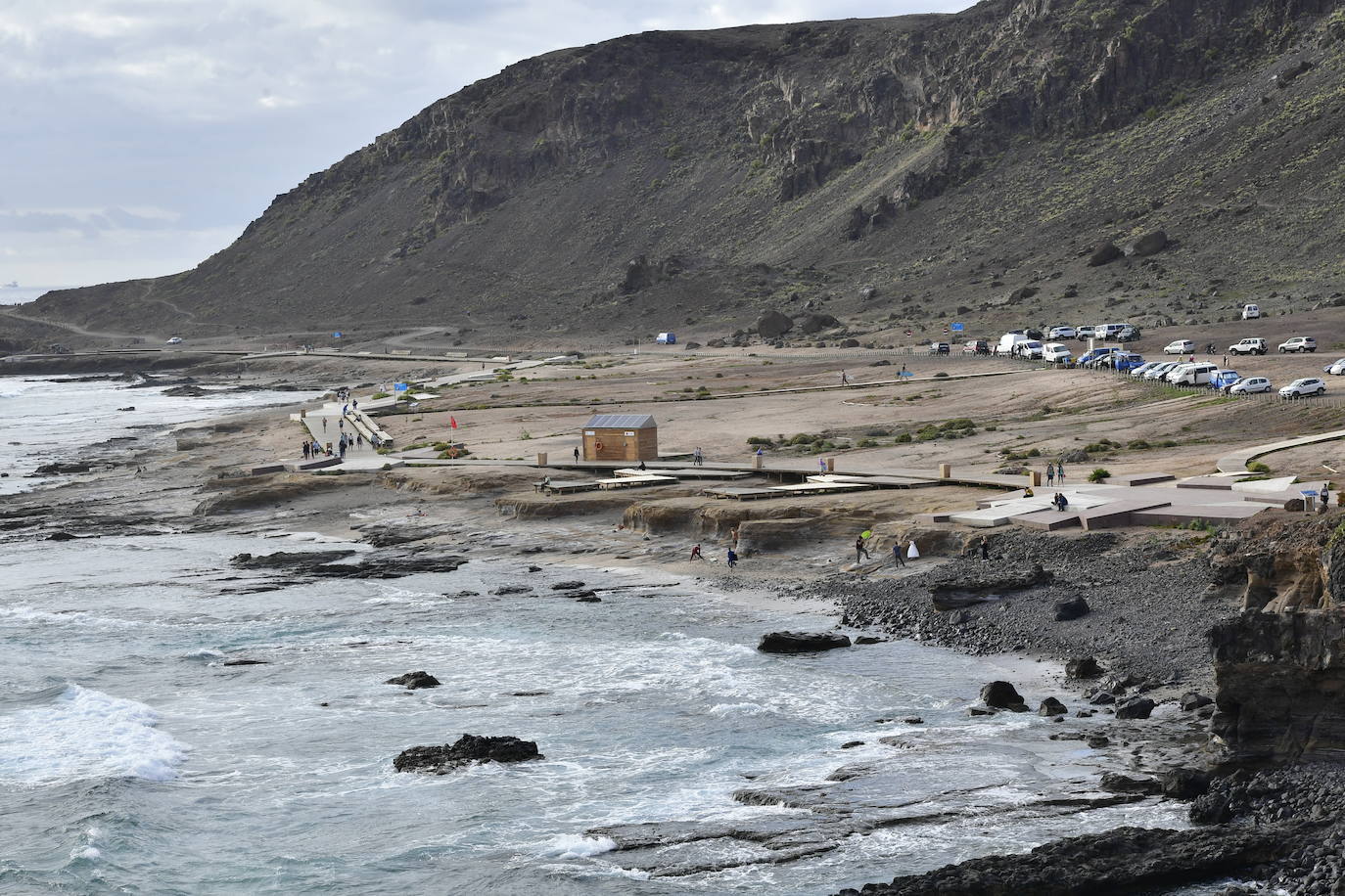 Playa del Confital, que en abril cumple seis años cerrada al baño.