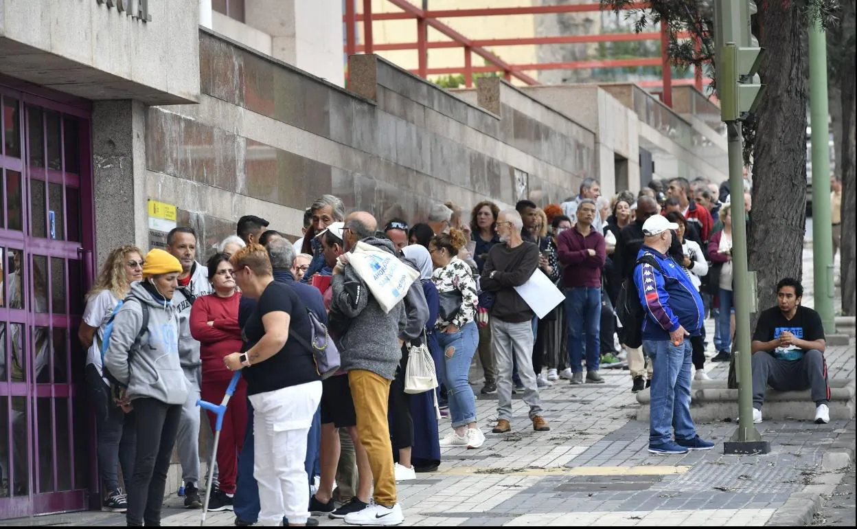 Desde las cinco de la mañana había ayer ayer personas esperando en la cola de la Seguridad Social. 