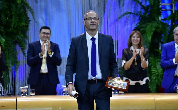 Recoge premio su presidente Jesús Santana